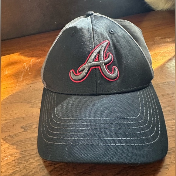 Genuine Atlanta Braves Merchandise Black Cap with Red Embroidery - Picture 1 of 3